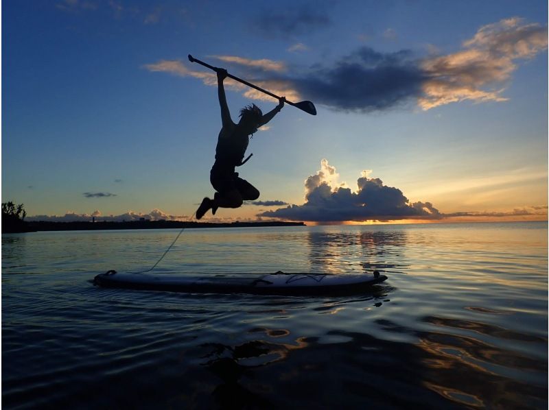 [冲绳·Yomitan】海上日落在地平线上★日落SUP课程の紹介画像