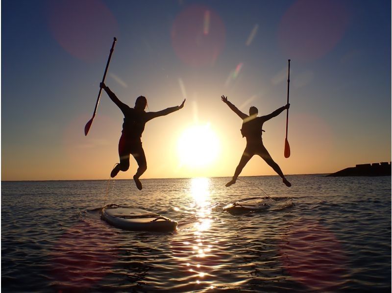 [Okinawa/Yomitan] [Limited to 1 group! Old private house rental plan] Save money with the set! Sunset & Night SUP course <Photo data> Free gift bonus includedの紹介画像