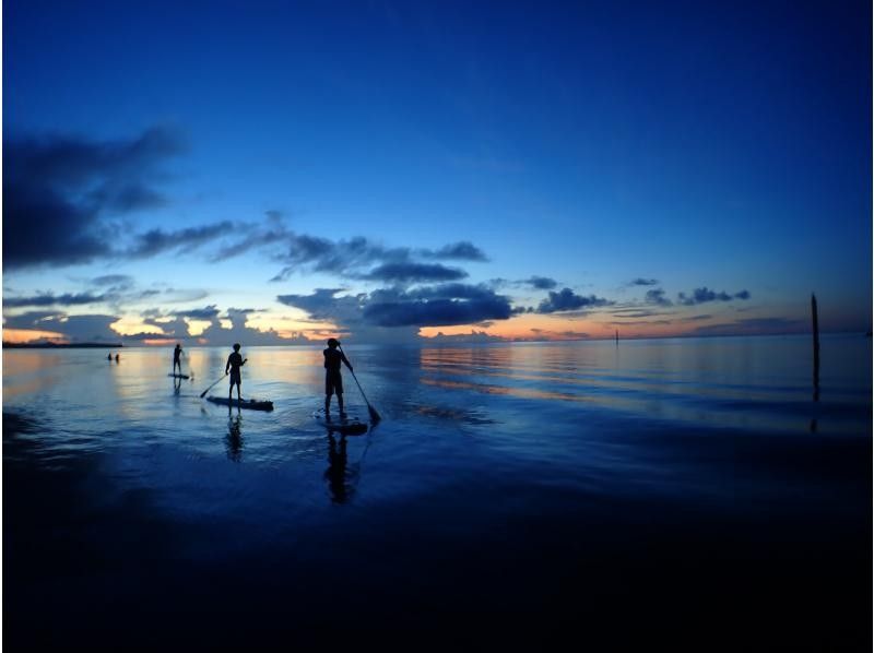 [沖縄·Yomitan]享受日落和夢幻般的夜海★日落巡航和夜間SUP課程の紹介画像