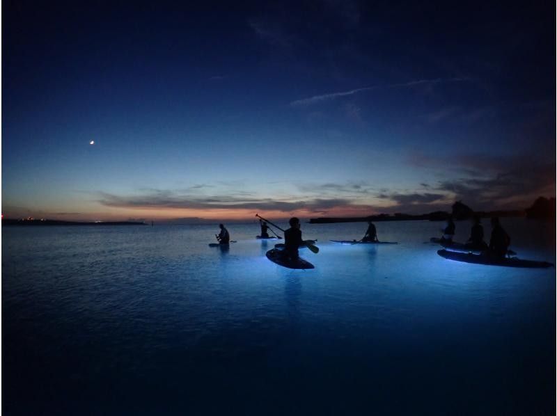 [沖縄·Yomitan]享受日落和夢幻般的夜海★日落巡航和夜間SUP課程の紹介画像