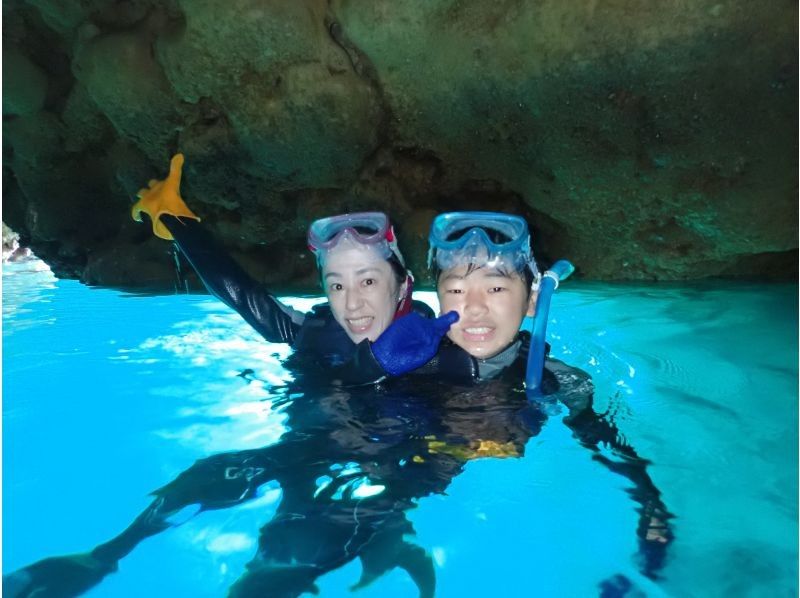 [Okinawa/Yomitan] [Limited to 1 group! Old private house rental plan] This is a classic! Blue Cave Snorkel Course <Photo Data> Free gift bonus includedの紹介画像