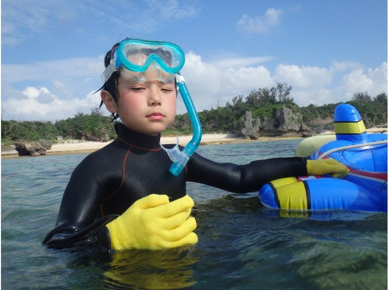 [Okinawa/Yomitan] [Limited to 1 group! Old private house rental plan] Participation is OK from 3 years old! Shallow beach snorkel course <photo data> Free gift bonus includedの紹介画像