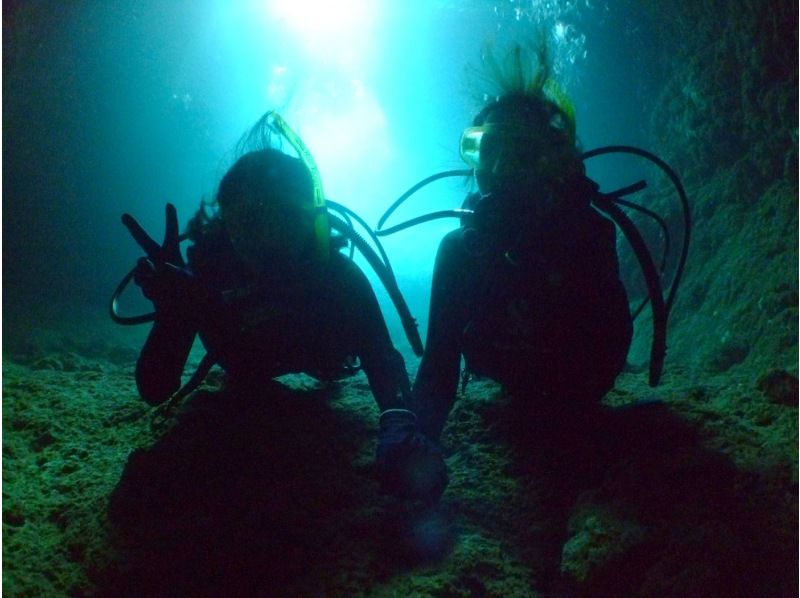 [Onna Village Blue Cave] Dive with a reliable veteran instructor! Experience diving tourの紹介画像