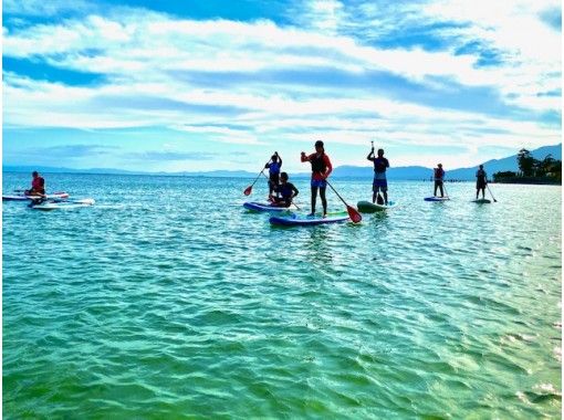 日本一の湖マザーレイクとも呼ばれる琵琶湖の湖西、高島市に近江最古の神社と言われ、パワースポットとしてもSNSにアップするのにも大人気の白鬚神社!そこに雄大に浮かぶ鳥居を目指していくツアーです!透明度の良さから晴れた日には海に来たのかと間違えるくらい美しいロケーションが広がり、季節や時刻により様々に変