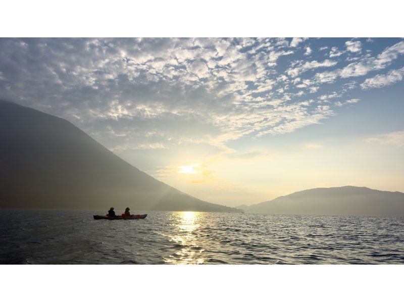≪5點鐘出發≫ 獨木舟之旅，在日光中禪寺湖的壯麗景色中享受獨木舟之旅 小團體，預訂，有照片の紹介画像