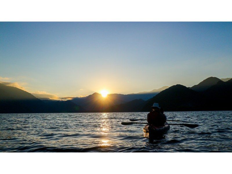 ≪เย็น 15:30 น. tour พายเรือแคนูชมทัศนียภาพอันงดงามที่ทะเลสาบชูเซ็นจิในนิกโก้ กลุ่มเล็ก สงวนไว้พร้อมรูปถ่ายの紹介画像