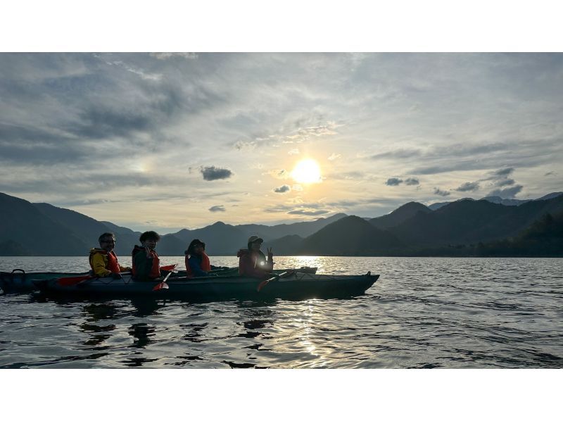 ≪เย็น 15:30 น. tour พายเรือแคนูชมทัศนียภาพอันงดงามที่ทะเลสาบชูเซ็นจิในนิกโก้ กลุ่มเล็ก สงวนไว้พร้อมรูปถ่ายの紹介画像