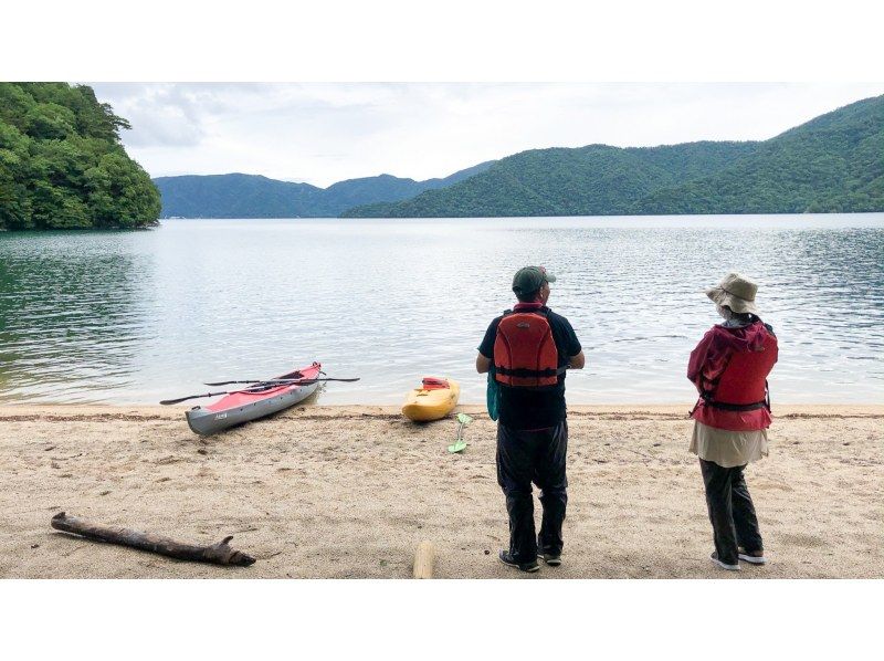≪เย็น 15:30 น. tour พายเรือแคนูชมทัศนียภาพอันงดงามที่ทะเลสาบชูเซ็นจิในนิกโก้ กลุ่มเล็ก สงวนไว้พร้อมรูปถ่ายの紹介画像