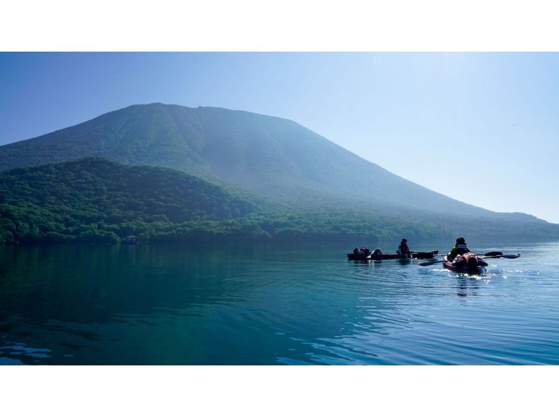 ≪เย็น 15:30 น. tour พายเรือแคนูชมทัศนียภาพอันงดงามที่ทะเลสาบชูเซ็นจิในนิกโก้ กลุ่มเล็ก สงวนไว้พร้อมรูปถ่ายの紹介画像