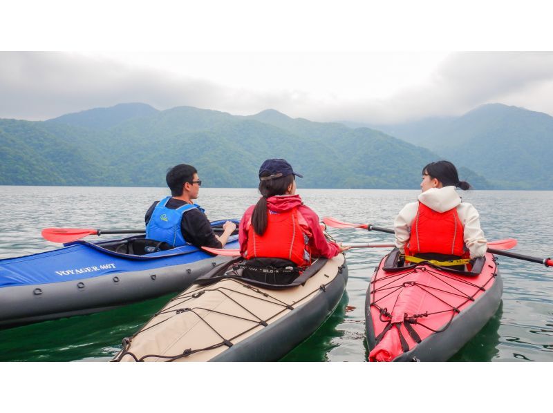 ≪เย็น 15:30 น. tour พายเรือแคนูชมทัศนียภาพอันงดงามที่ทะเลสาบชูเซ็นจิในนิกโก้ กลุ่มเล็ก สงวนไว้พร้อมรูปถ่ายの紹介画像