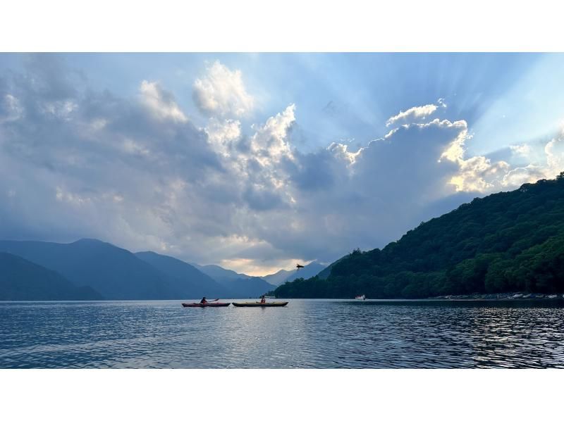 ≪เย็น 15:30 น. tour พายเรือแคนูชมทัศนียภาพอันงดงามที่ทะเลสาบชูเซ็นจิในนิกโก้ กลุ่มเล็ก สงวนไว้พร้อมรูปถ่ายの紹介画像