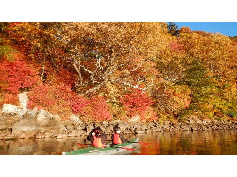 ≪เย็น 15:30 น. tour พายเรือแคนูชมทัศนียภาพอันงดงามที่ทะเลสาบชูเซ็นจิในนิกโก้ กลุ่มเล็ก สงวนไว้พร้อมรูปถ่ายの紹介画像
