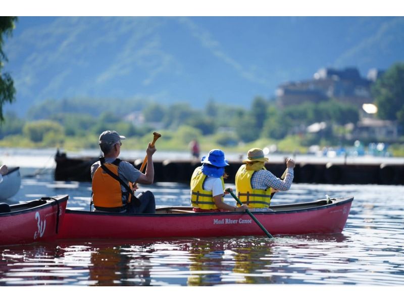 [Yamanashi Prefecture, Lake Kawaguchi] Lake Kawaguchi Canadian Experience - 120-minute course - Canoeing on the lake and a trip to make memoriesの紹介画像