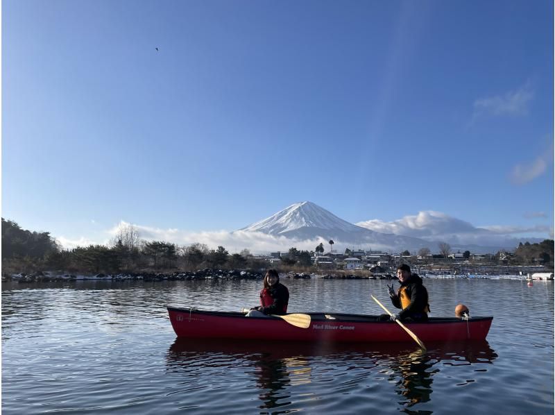 [Yamanashi Prefecture, Lake Kawaguchi] Enjoy a Canadian canoeing experience even in winter without getting wet. 120-minute course. Walk on the lake in a canoe and make memories.の紹介画像