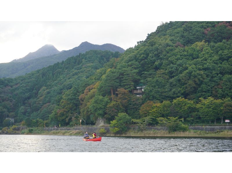 [Yamanashi Prefecture, Lake Kawaguchi] Autumn outings - Ride without getting wet - Lake Kawaguchi Canadian experience - 120-minute course - Canoeing on the lake & a trip to make memoriesの紹介画像