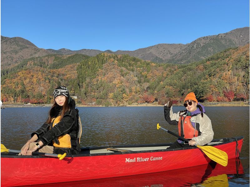 [Yamanashi Prefecture, Lake Kawaguchi] Enjoy a Canadian canoeing experience even in winter without getting wet. 120-minute course. Walk on the lake in a canoe and make memories.の紹介画像