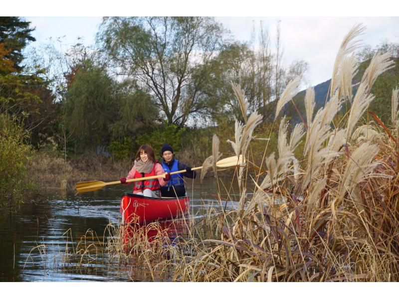 [Yamanashi Prefecture, Lake Kawaguchi] Autumn outings - Ride without getting wet - Lake Kawaguchi Canadian experience - 120-minute course - Canoeing on the lake & a trip to make memoriesの紹介画像