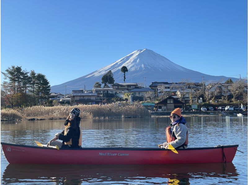 [Yamanashi Prefecture, Lake Kawaguchi] Enjoy a Canadian canoeing experience even in winter without getting wet. 120-minute course. Walk on the lake in a canoe and make memories.の紹介画像