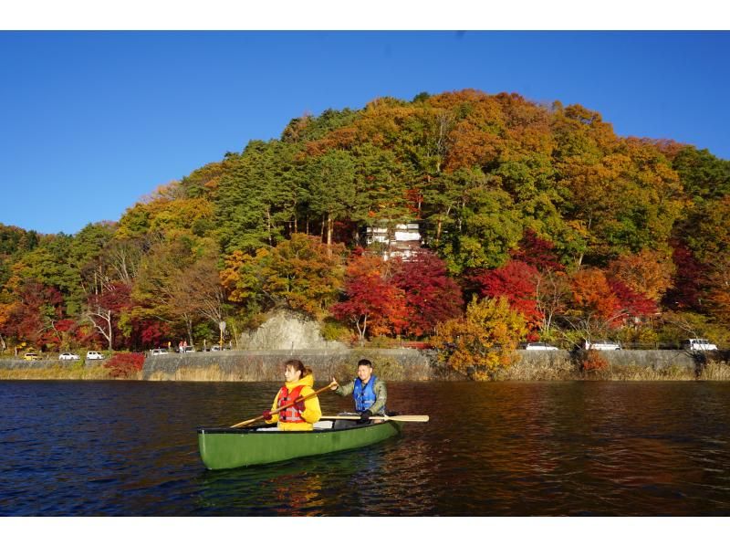 [Yamanashi Prefecture, Lake Kawaguchi] Autumn outings - Ride without getting wet - Lake Kawaguchi Canadian experience - 120-minute course - Canoeing on the lake & a trip to make memoriesの紹介画像