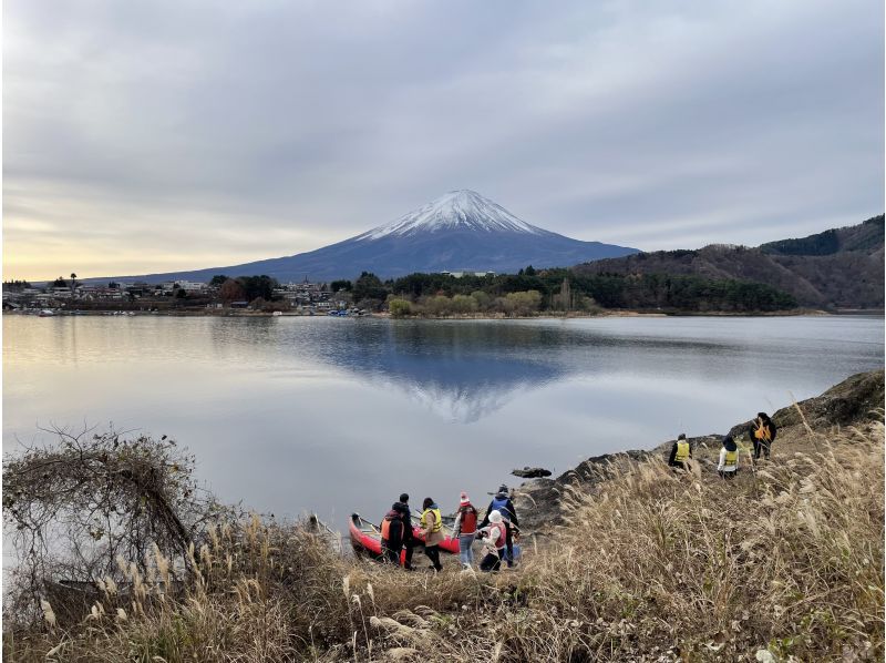 山梨縣縣河口湖“富士萬遊社」享受加拿大獨木舟運動的人們