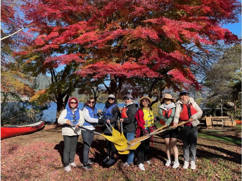 【山梨県・河口湖】紅葉狩りあと少し・濡れないカナディアンカヌー体験・120分コース・カヌーで湖上散歩＆思い出作りの旅の紹介画像