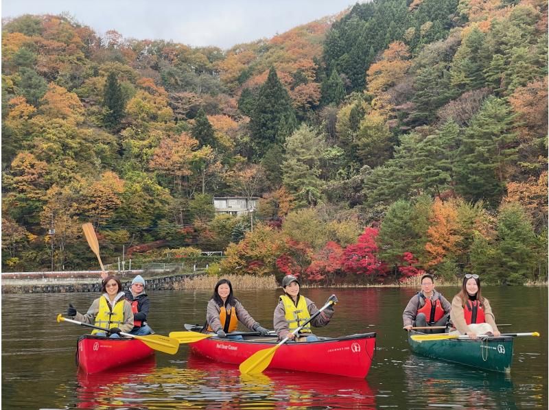 【山梨県・河口湖】紅葉狩りあと少し・濡れないカナディアンカヌー体験・120分コース・カヌーで湖上散歩＆思い出作りの旅の紹介画像