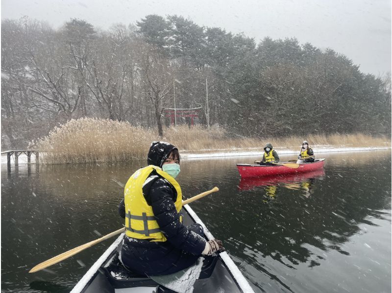 [Yamanashi Prefecture, Lake Kawaguchi] Enjoy a Canadian canoeing experience even in winter without getting wet. 120-minute course. Walk on the lake in a canoe and make memories.の紹介画像