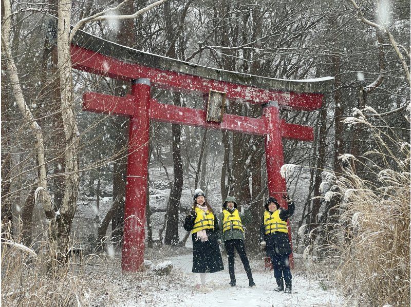[Yamanashi Prefecture, Lake Kawaguchi] Enjoy a Canadian canoeing experience even in winter without getting wet. 120-minute course. Walk on the lake in a canoe and make memories.の紹介画像