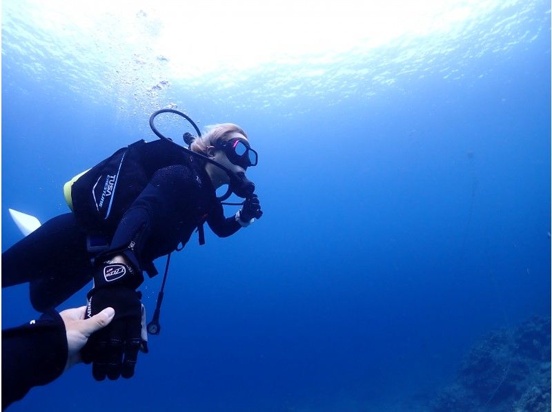 【沖繩恩納村】水下拍照免費贈品★ 包船體驗夢幻藍洞潛水の紹介画像