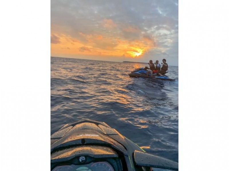 [冲绳·总部]指南正在驾驶♪日落水上摩托旅游体验（针对未经许可的用户）の紹介画像
