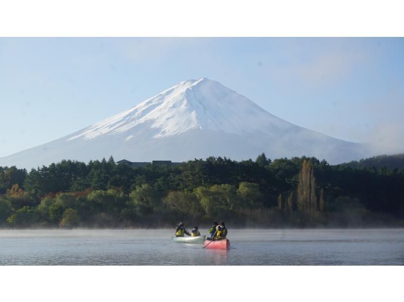 [山梨縣/河口湖]秋季遠足，騎行不被淋濕，河口湖加拿大體驗，90分鐘清晨路線，獨木舟在湖上漫步和留下回憶的旅行の紹介画像