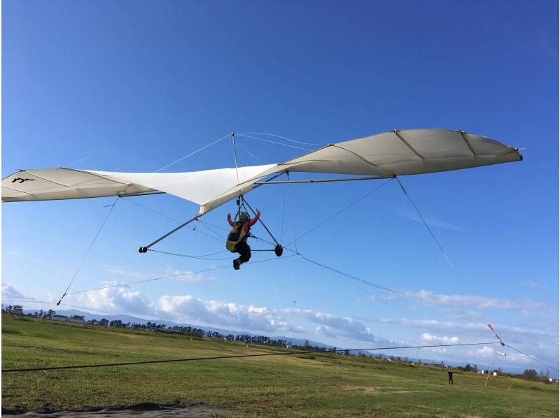 【滋賀・彦根・琵琶湖】＜1日コース＞とことん楽しむハンググライダー体験の紹介画像