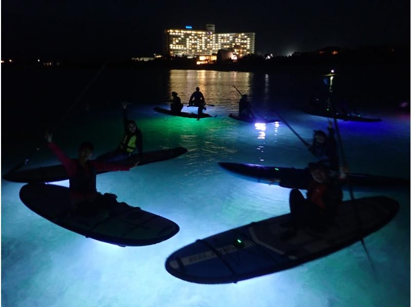 [Okinawa/Yomitan] [Limited to 1 group ☆ Old private house rental plan] A fantastic, extraordinary experience that illuminates the sea at night ⭐︎ Night SUP course <photo data> Free gift bonusの紹介画像