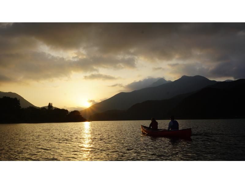 【山梨県・河口湖】河口湖カナディアンカヌー体験・夕暮れ90分コース・カナディアンカヌーでで湖上散歩＆思い出作りの旅の紹介画像