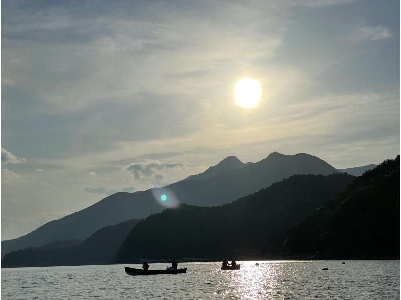 [Yamanashi Prefecture, Lake Kawaguchi] Twilight canoeing experience, 90-minute course, 3 Avoiding the crowds and playing outside! A canoe walk on the lake & a trip to make memories of summer vacation For group and family tripsの紹介画像