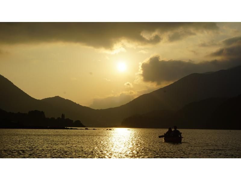 [提供当地优惠券] [山梨县/河口湖]初夏旅行・黄昏独木舟体验90分钟课程・湖上独木舟漫步和旅行留下回忆の紹介画像