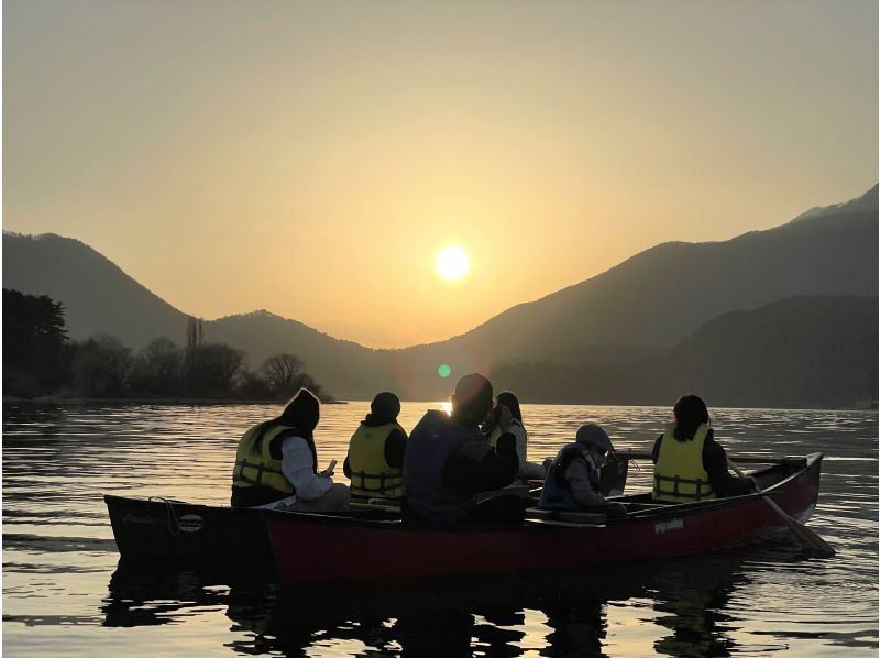 【山梨県・河口湖】卒業旅行・春休みの思い出作りに・カナディアンカヌー体験・サンセット90分コース(ドリンク付き）の紹介画像
