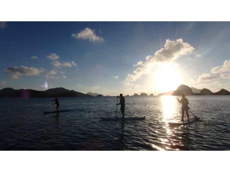 [โอกินาว่า・ หมู่เกาะ Kerama ・ เกาะ Zamami 】จบวันแห่งการเคลื่อนย้าย! SUP Sunset Tourの紹介画像