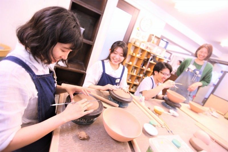 工芸の教室☆ゆう工房＆cafeゆうの陶瓷藝術体験を楽しむ女性グループ