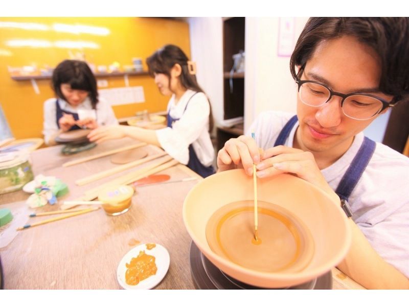 [โตเกียวกินซ่า] ประสบการณ์ศิลปะเซรามิกในการทำจานที่มีชื่อเสียง☆จานทำมือที่มีขนาดเส้นผ่าศูนย์กลางประมาณ 15 ซม. ที่คุณสามารถเพลิดเพลินกับข้าวที่ปรุงเองได้♪の紹介画像