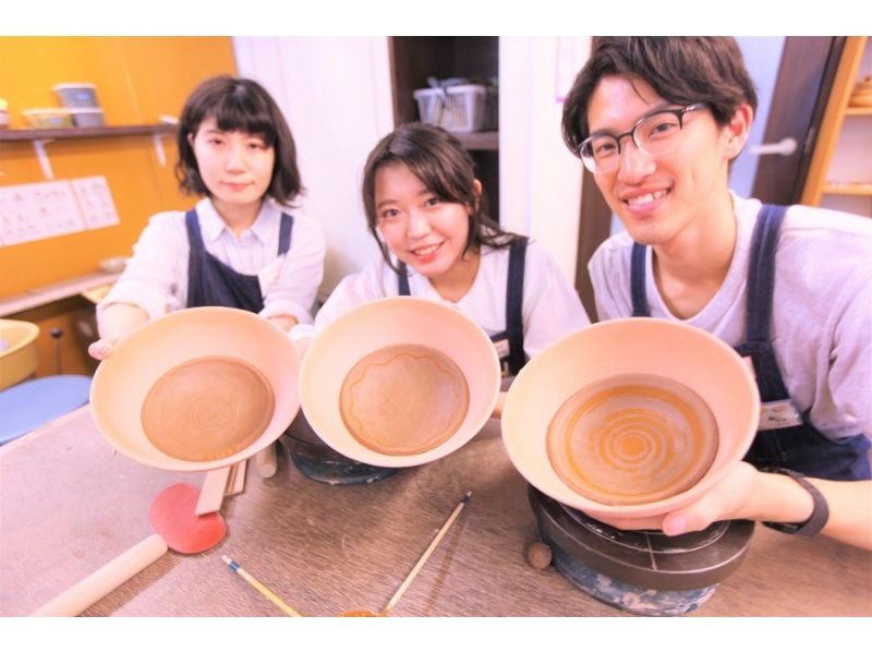 [โตเกียวกินซ่า] ประสบการณ์ศิลปะเซรามิกในการทำจานที่มีชื่อเสียง☆จานทำมือที่มีขนาดเส้นผ่าศูนย์กลางประมาณ 15 ซม. ที่คุณสามารถเพลิดเพลินกับข้าวที่ปรุงเองได้♪の紹介画像