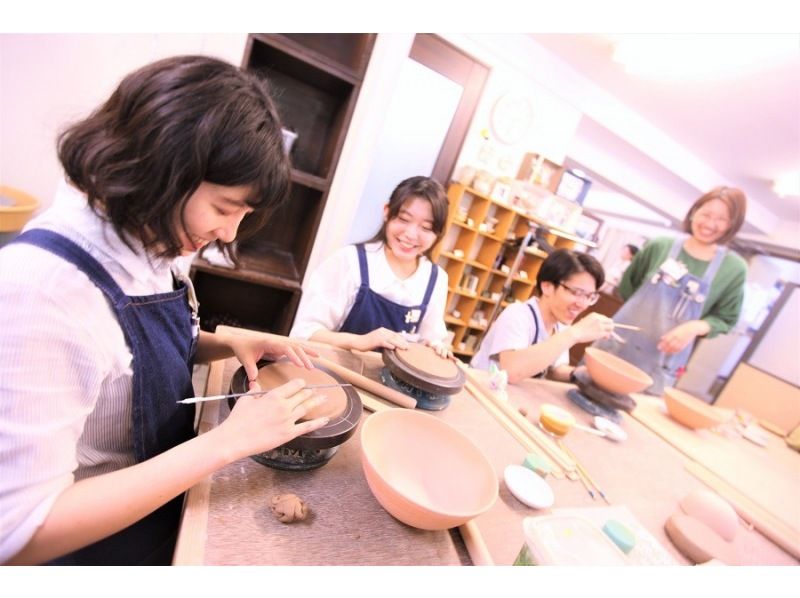 [โตเกียวกินซ่า] ประสบการณ์ศิลปะเซรามิกในการทำจานที่มีชื่อเสียง☆จานทำมือที่มีขนาดเส้นผ่าศูนย์กลางประมาณ 15 ซม. ที่คุณสามารถเพลิดเพลินกับข้าวที่ปรุงเองได้♪の紹介画像