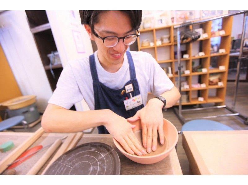 [โอซาก้า นัมบะ] ประสบการณ์ศิลปะเซรามิกในการทำจานที่มีชื่อเสียง ☆ จานทำมือที่มีเส้นผ่านศูนย์กลางประมาณ 15 ซม. ที่คุณสามารถเพลิดเพลินกับข้าวที่ปรุงเองได้♪の紹介画像