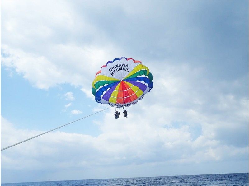 [Okinawa main island] Minnajima parasailing + boat snorkel ★B plan ★Lunch, photo, transfer ★Private
