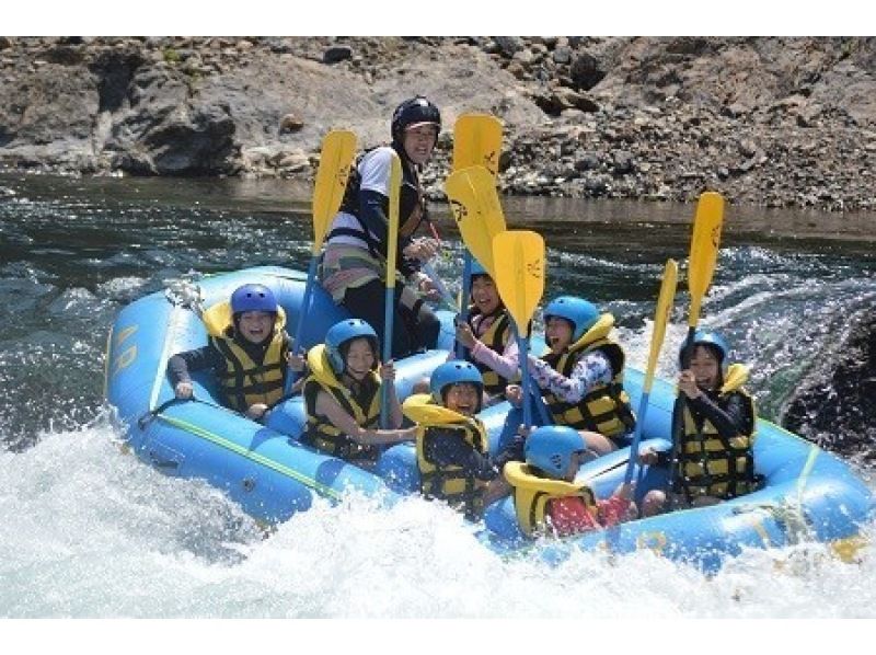 [Gifu Prefecture, Minami-cho, Gujo City / half-day] Elementary school students are welcome ◎ Powerful rafting on the Nagara River! A natural roller coaster! (morning or afternoon) <Onsen ticket included! ＞の紹介画像