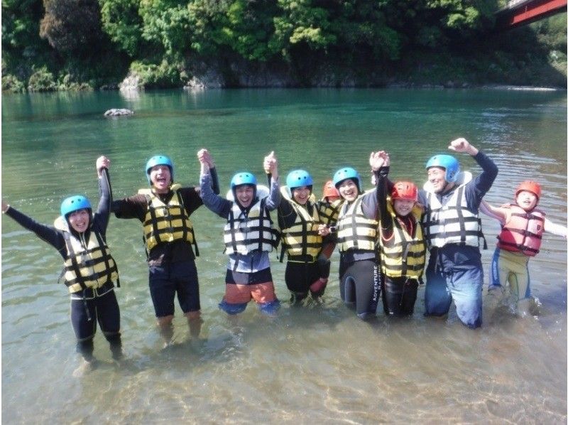 [Gifu Prefecture, Minami-cho, Gujo City / half-day] Elementary school students are welcome ◎ Powerful rafting on the Nagara River! A natural roller coaster! (morning or afternoon) <Onsen ticket included! ＞の紹介画像