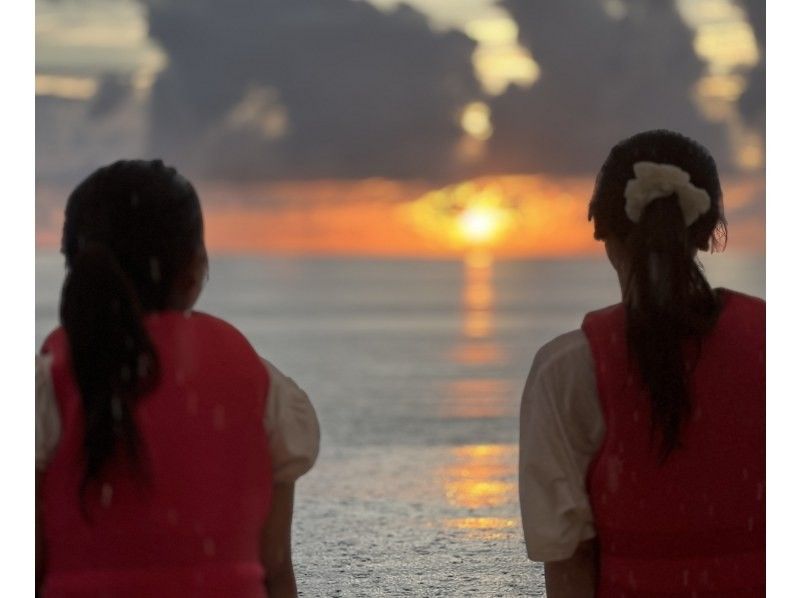 [Okinawa Ishigaki Island] Sunset SUP experience 1.5 hours! Reliable support for beginners and women ♪ Enjoy the spectacular view of the sunset with SUP from the beach of Ishigaki ♪ Photo shooting service!の紹介画像