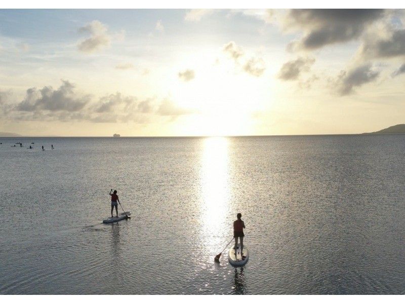 [Okinawa Ishigaki Island] Sunset SUP experience 1.5 hours! Reliable support for beginners and women ♪ Enjoy the spectacular view of the sunset with SUP from the beach of Ishigaki ♪ Photo shooting service!の紹介画像