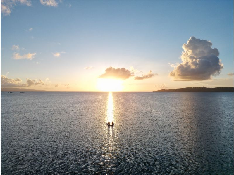 [Ishigaki Island Sunset SUP/Pickup available] Magic hour cruise with spectacular views/Support even for beginners/Photography included/Drone photographyの紹介画像
