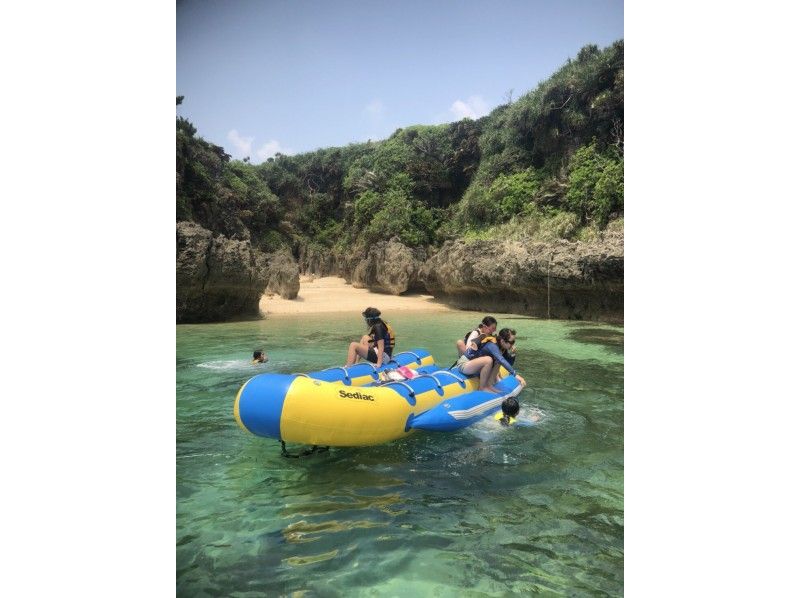 [Uninhabited Island Landing Tour] Take a banana boat to the entrance of Yanbaru National Park, a World Heritage Site.  の紹介画像